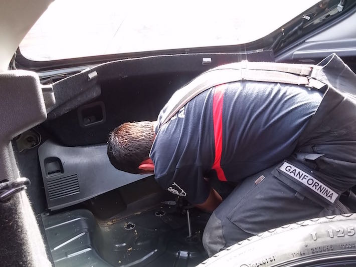 Bomberos de Almu��car rescatan a un bebe del interior de un veh�culo tras olvidar los padres las llaves en el maletero.